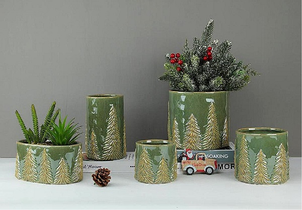 Заголовок новости: Хотите придать рождественским украшениям нежную атмосферу? Станет ли эта керамическая сосновая ваза с тиснением вашим новым фаворитом?