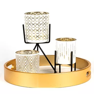 Роскошный узор стеклянного подсвечника