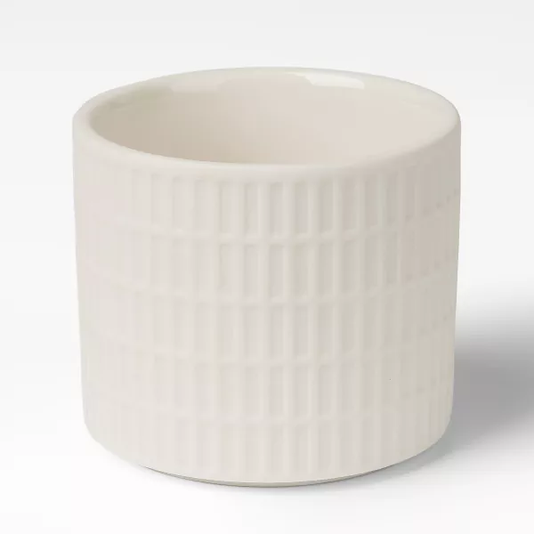 Керамические подсвечники молочно-белого цвета с сетчатым узором
